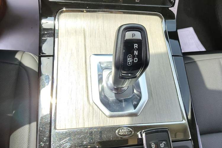 Used Land Rover Range Evoque 2021 Range Rover Velar 249 PS R-Dynamic S Performance Edition Gear Lever