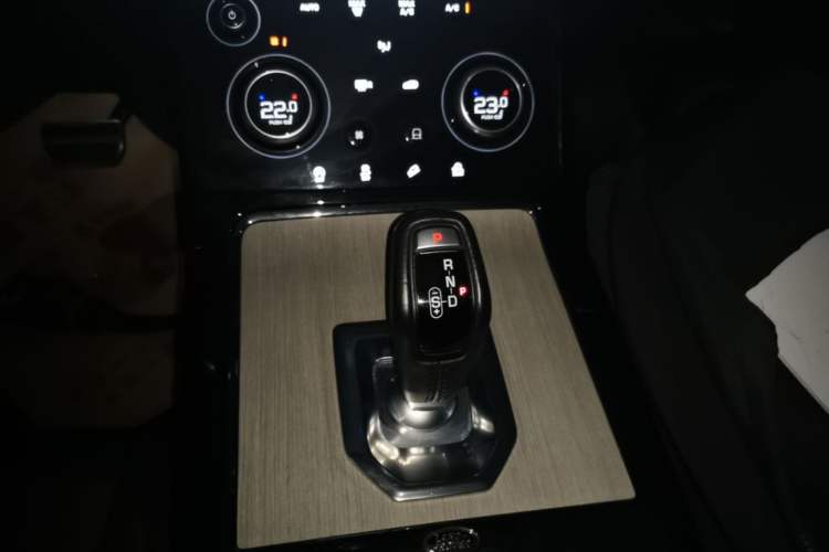 Used Land Rover Range Evoque 2021 Range Rover Velar 249 PS R-Dynamic S Performance Edition Gear Lever