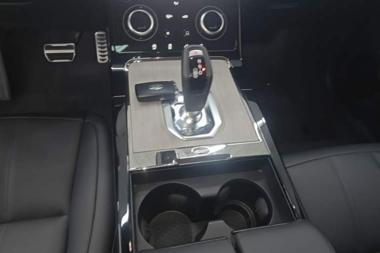 Used Land Rover Range Evoque 2021 Range Rover Velar 249 PS R-Dynamic S Performance Edition Gear Lever