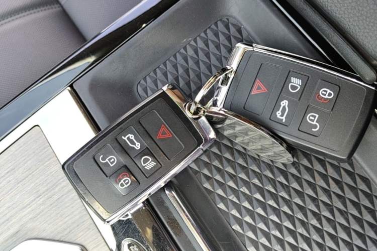 Used Land Rover Range Evoque 2021 Range Rover Velar 249 PS R-Dynamic S Performance Edition Interior 1