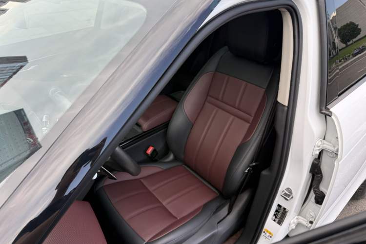 Used Land Rover Range Evoque 2021 Range Rover Velar 249 PS R-Dynamic S Performance Edition Interior 2