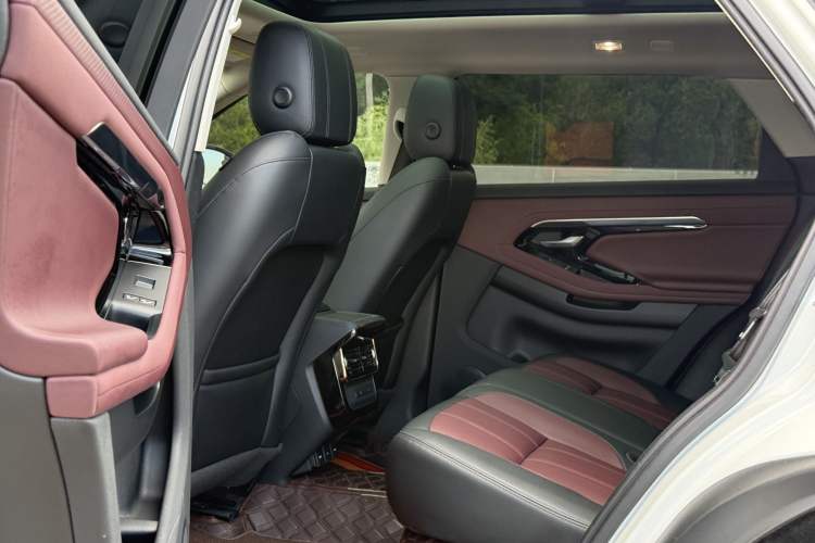 Used Land Rover Range Evoque 2021 Range Rover Velar 249 PS R-Dynamic S Performance Edition Interior 6