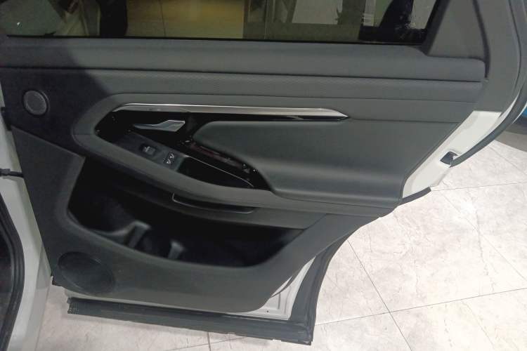 Used Land Rover Range Evoque 2021 Range Rover Velar 249 PS R-Dynamic S Performance Edition Interior 6