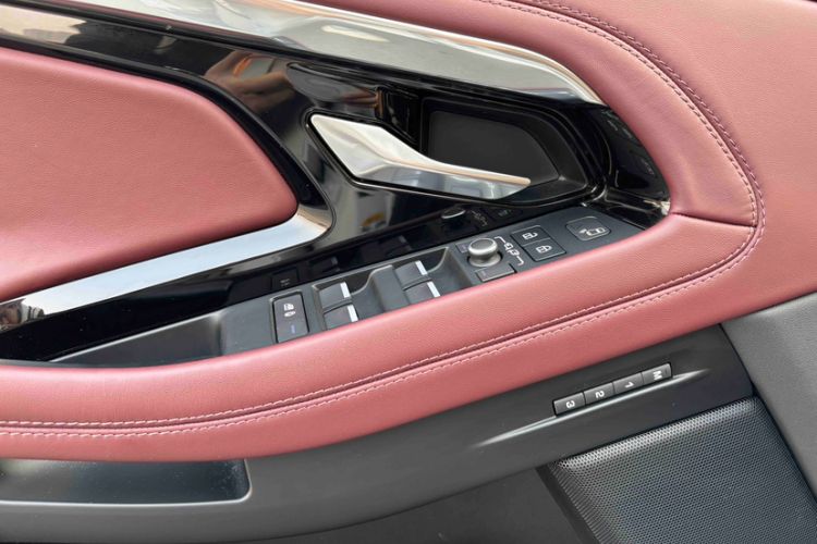 Used Land Rover Range Evoque 2021 Range Rover Velar 249 PS R-Dynamic HSE Luxury Edition Interior 9