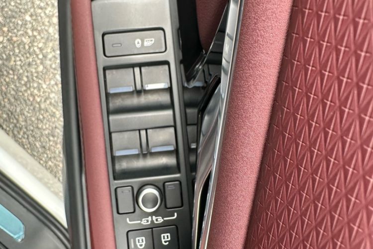 Used Land Rover Range Evoque 2021 Range Rover Velar 249 PS R-Dynamic S Performance Edition Interior 9