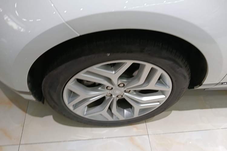 Used Land Rover Range Evoque 2021 Range Rover Evoque 200 PS R-Dynamic Standard Elite Edition Left Front Wheel Hub