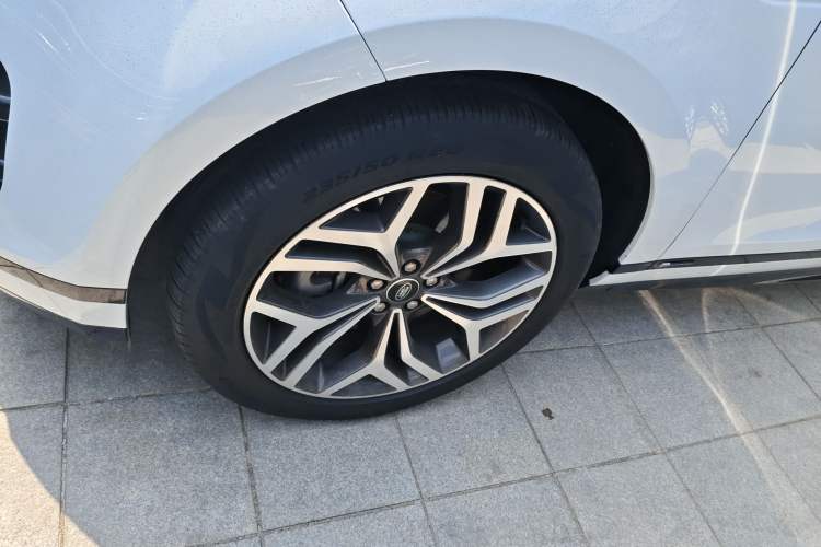 Used Land Rover Range Evoque 2021 Range Rover Velar 249 PS R-Dynamic S Performance Edition Left Front Wheel Hub