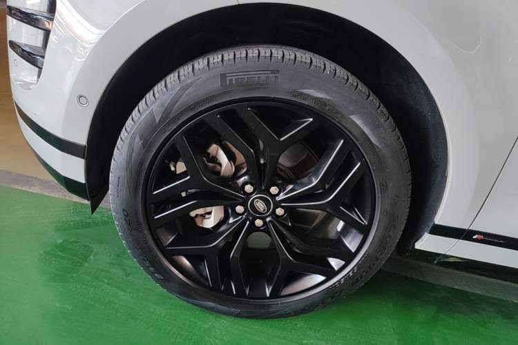Used Land Rover Range Evoque 2021 Range Rover Velar 249 PS R-Dynamic S Performance Edition Left Front Wheel Hub