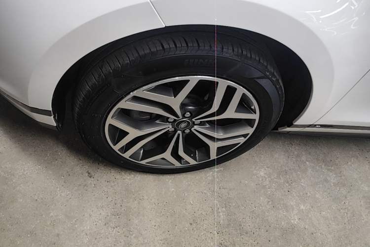 Used Land Rover Range Evoque 2021 Range Rover Velar L 249PS R-Dynamic First Edition Left Front Wheel Hub