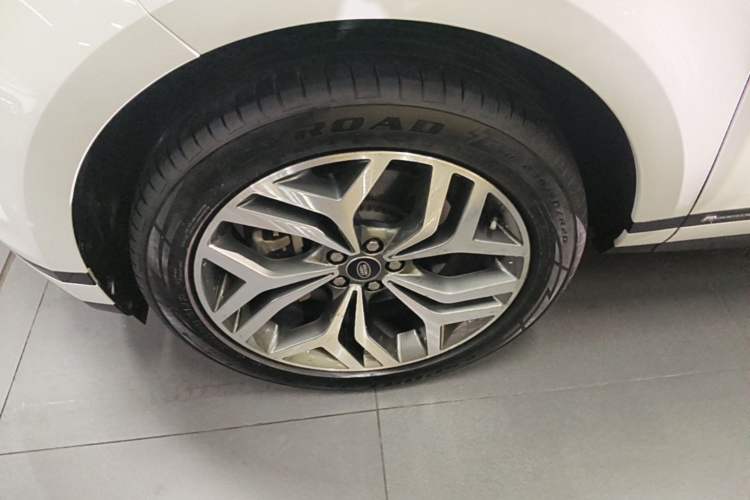 Used Land Rover Range Evoque 2021 Range Rover Velar 249 PS R-Dynamic S Performance Edition Left Front Wheel Hub