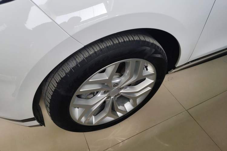 Used Land Rover Range Evoque 2021 Range Rover Evoque 200 PS R-Dynamic Standard Elite Edition Left Front Wheel Hub