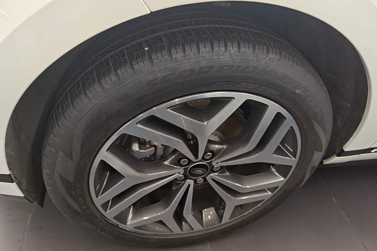 Used Land Rover Range Evoque 2021 Range Rover Velar 249 PS R-Dynamic S Performance Edition Left Front Wheel Hub