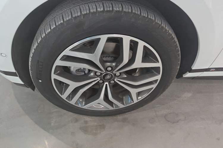 Used Land Rover Range Evoque 2021 Range Rover L 249 PS R-Dynamic SE Luxury Edition Left Front Wheel Hub