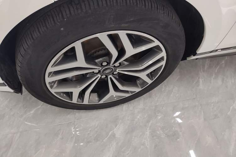 Used Land Rover Range Evoque 2021 Range Rover Velar 249 PS R-Dynamic S Performance Edition Left Front Wheel Hub