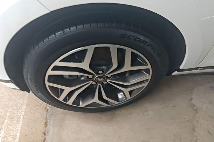 Used Land Rover Range Evoque 2021 Range Rover Velar 249 PS R-Dynamic HSE Luxury Edition Left Front Wheel Hub