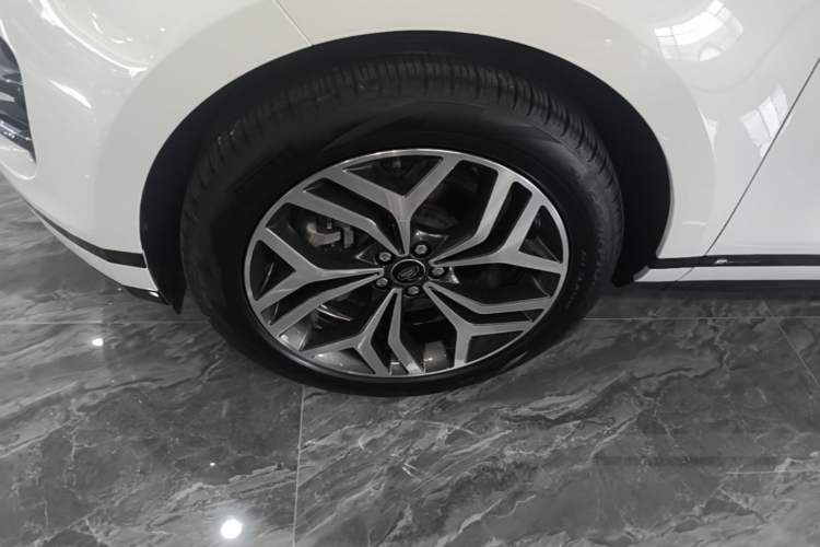 Used Land Rover Range Evoque 2021 Range Rover Velar 249 PS R-Dynamic S Performance Edition Left Front Wheel Hub