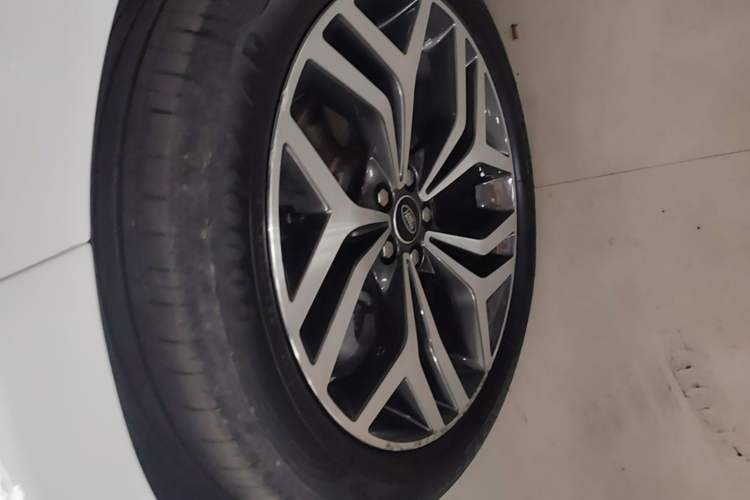 Used Land Rover Range Evoque 2021 Range Rover Velar L 249PS R-Dynamic First Edition Left Front Wheel Hub