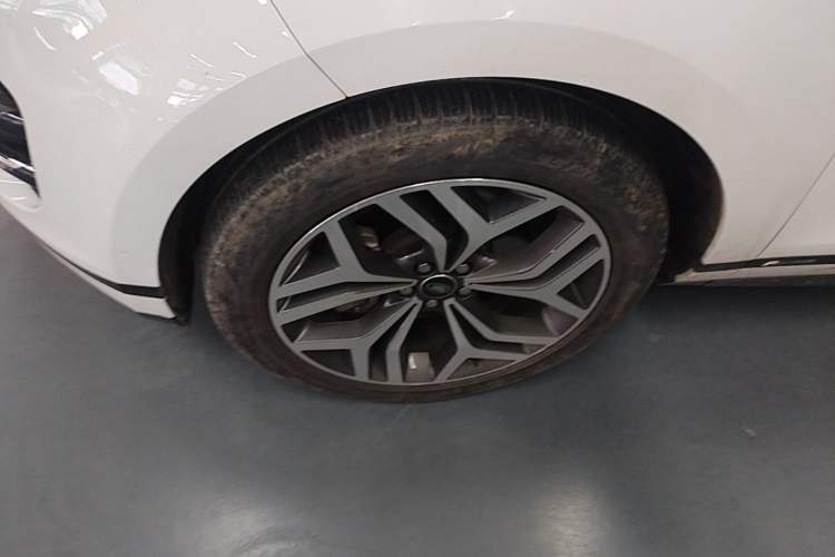 Used Land Rover Range Evoque 2021 Range Rover Velar 249 PS R-Dynamic S Performance Edition Left Front Wheel Hub