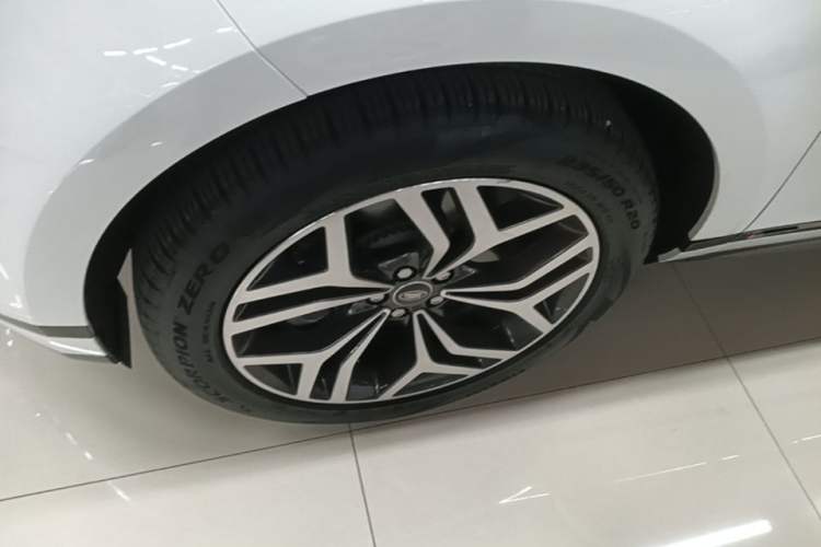 Used Land Rover Range Evoque 2021 Range Rover Velar 249 PS R-Dynamic S Performance Edition Left Front Wheel Hub