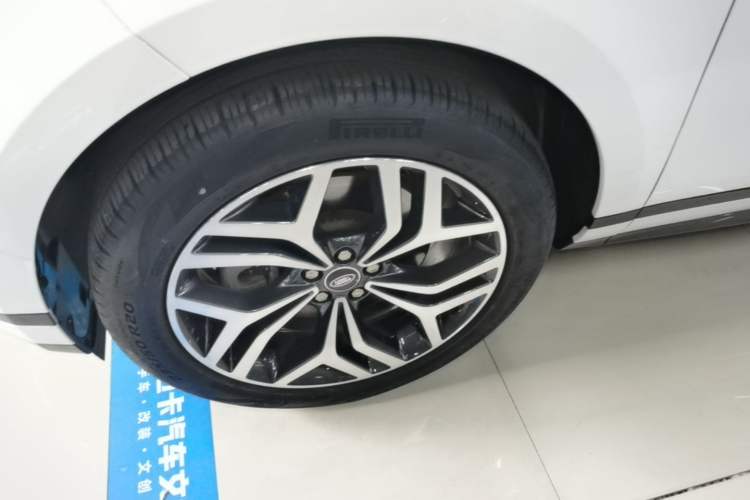 Used Land Rover Range Evoque 2021 Range Rover L 249 PS R-Dynamic SE Luxury Edition Left Front Wheel Hub