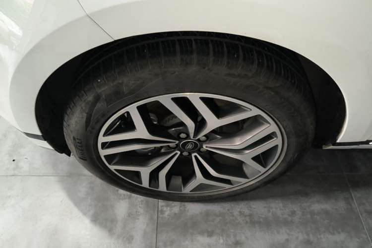 Used Land Rover Range Evoque 2021 Range Rover Velar 249 PS R-Dynamic S Performance Edition Left Front Wheel Hub