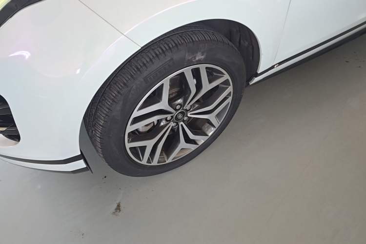 Used Land Rover Range Evoque 2021 Range Rover Velar 249 PS R-Dynamic S Performance Edition Left Front Wheel Hub