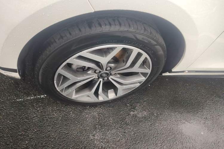 Used Land Rover Range Evoque 2021 Range Rover Velar L 249PS R-Dynamic First Edition Left Front Wheel Hub