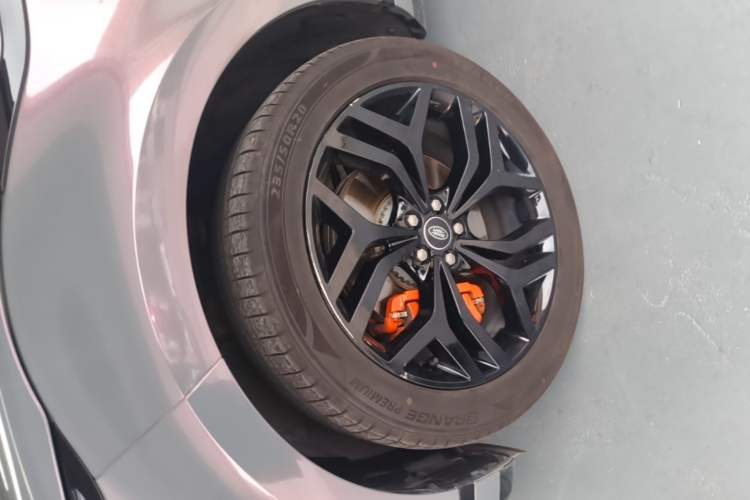 Used Land Rover Range Evoque 2021 Range Rover Velar 249 PS R-Dynamic HSE Luxury Edition Left Front Wheel Hub