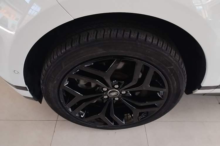 Used Land Rover Range Evoque 2021 Range Rover Velar 249 PS R-Dynamic S Performance Edition Left Front Wheel Hub