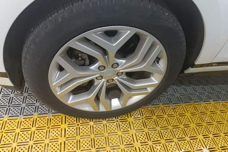Used Land Rover Range Evoque 2021 Range Rover Evoque 200 PS R-Dynamic Standard Elite Edition Left Front Wheel Hub