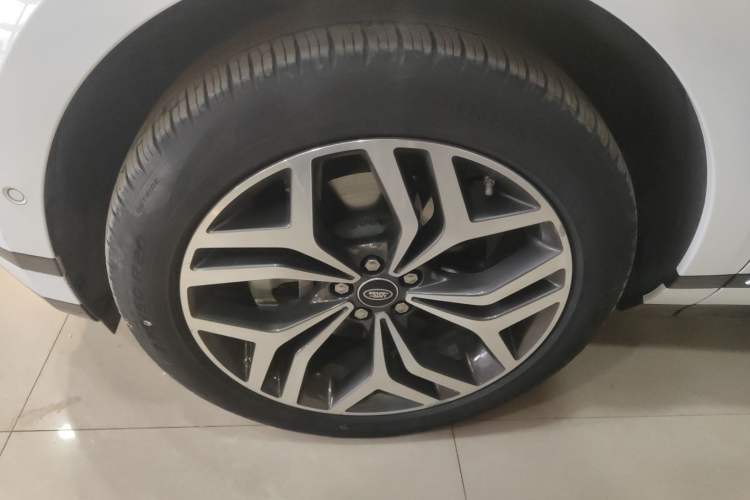 Used Land Rover Range Evoque 2021 Range Rover Velar 249 PS R-Dynamic S Performance Edition Left Front Wheel Hub