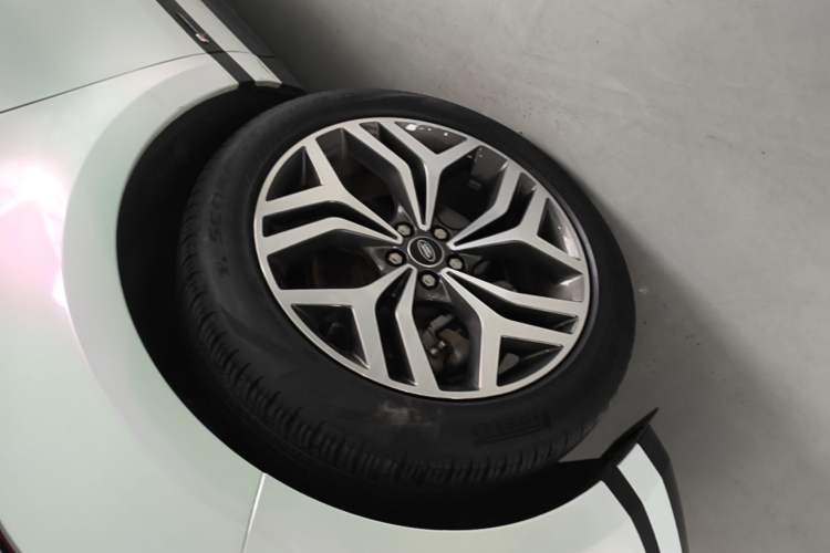 Used Land Rover Range Evoque 2021 Range Rover Velar 249 PS R-Dynamic S Performance Edition Left Front Wheel Hub