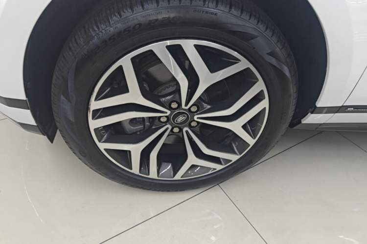 Used Land Rover Range Evoque 2021 Range Rover Velar 249 PS R-Dynamic S Performance Edition Left Front Wheel Hub