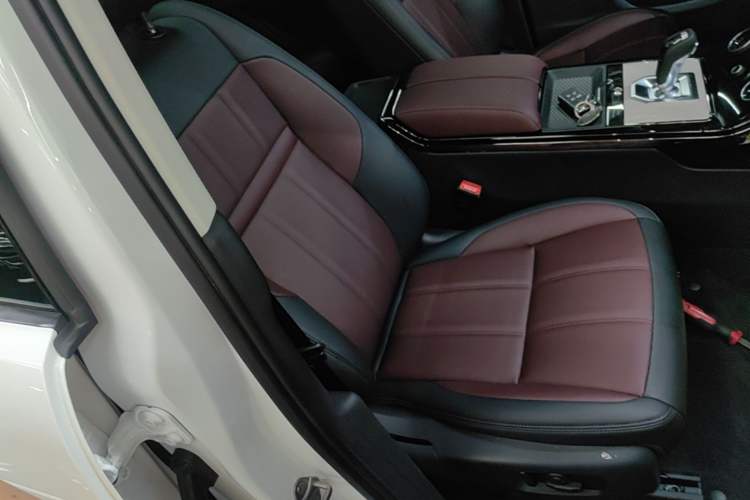 Used Land Rover Range Evoque 2021 Range Rover L 249 PS R-Dynamic SE Luxury Edition Right Front Seat