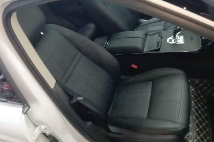 Used Land Rover Range Evoque 2021 Range Rover Evoque 200 PS R-Dynamic Standard Elite Edition Right Front Seat
