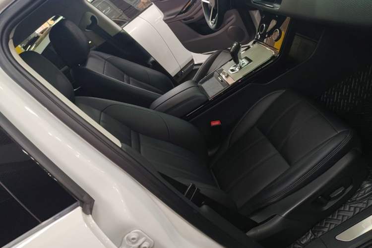 Used Land Rover Range Evoque 2021 Range Rover Velar 249 PS R-Dynamic S Performance Edition Right Front Seat