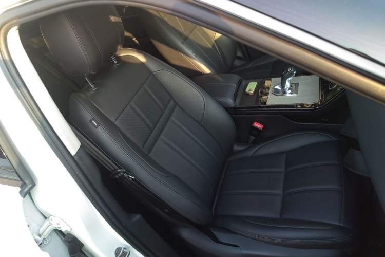 Used Land Rover Range Evoque 2021 Range Rover Velar 249 PS R-Dynamic S Performance Edition Right Front Seat