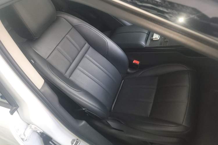 Used Land Rover Range Evoque 2021 Range Rover Evoque 200 PS R-Dynamic Standard Elite Edition Right Front Seat