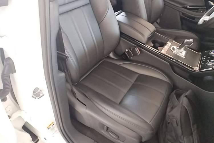 Used Land Rover Range Evoque 2021 Range Rover Velar 249 PS R-Dynamic S Performance Edition Right Front Seat