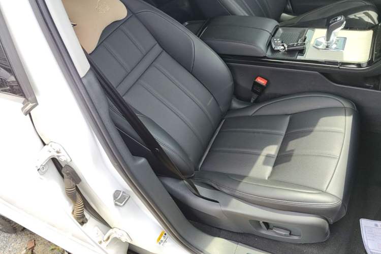 Used Land Rover Range Evoque 2021 Range Rover Velar 249 PS R-Dynamic S Performance Edition Right Front Seat