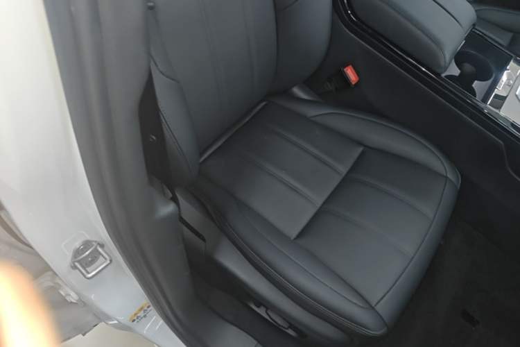 Used Land Rover Range Evoque 2021 Range Rover Velar 249 PS R-Dynamic S Performance Edition Right Front Seat
