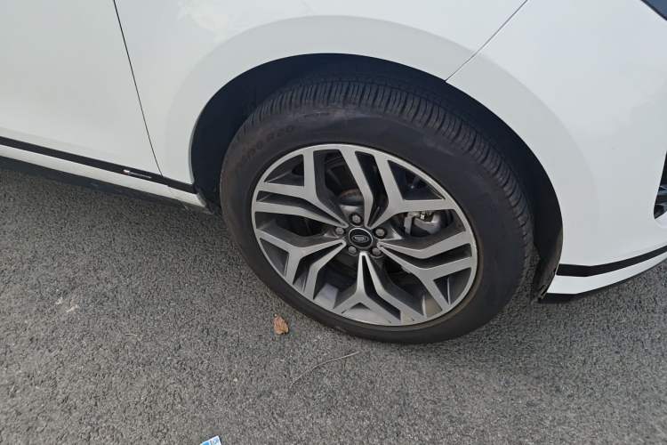 Used Land Rover Range Evoque 2021 Range Rover Velar 249 PS R-Dynamic S Performance Edition Right Front Wheel Hub