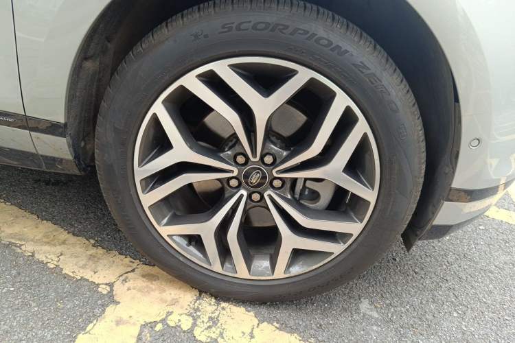 Used Land Rover Range Evoque 2021 Range Rover Velar 249 PS R-Dynamic HSE Luxury Edition Right Front Wheel Hub