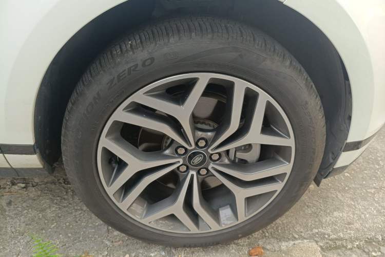 Used Land Rover Range Evoque 2021 Range Rover Velar 249 PS R-Dynamic S Performance Edition Right Front Wheel Hub