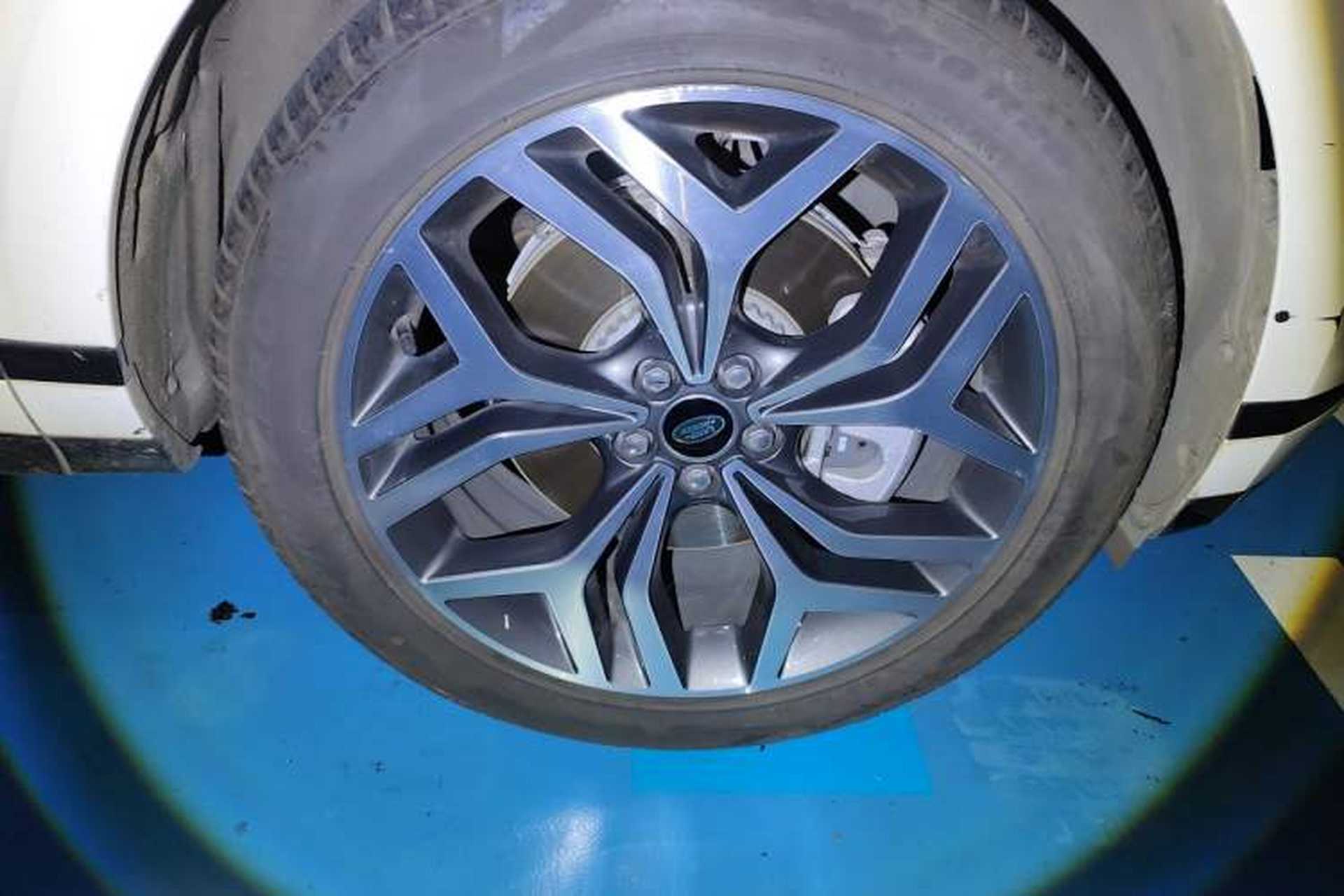 Used Land Rover Range Evoque 2021 Range Rover Velar 249 PS R-Dynamic S Performance Edition Right Front Wheel Hub