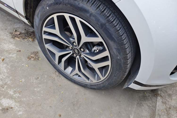 Used Land Rover Range Evoque 2021 Range Rover Velar 249 PS R-Dynamic S Performance Edition Right Front Wheel Hub