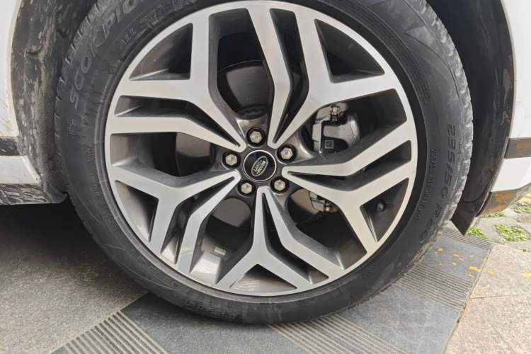 Used Land Rover Range Evoque 2021 Range Rover Velar 249 PS R-Dynamic S Performance Edition Right Front Wheel Hub