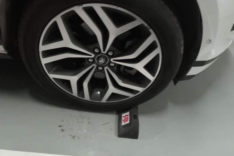 Used Land Rover Range Evoque 2021 Range Rover Velar 249 PS R-Dynamic HSE Luxury Edition Right Front Wheel Hub