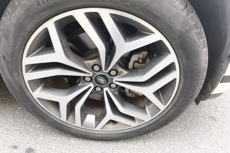 Used Land Rover Range Evoque 2021 Range Rover Velar 249 PS R-Dynamic S Performance Edition Right Front Wheel Hub