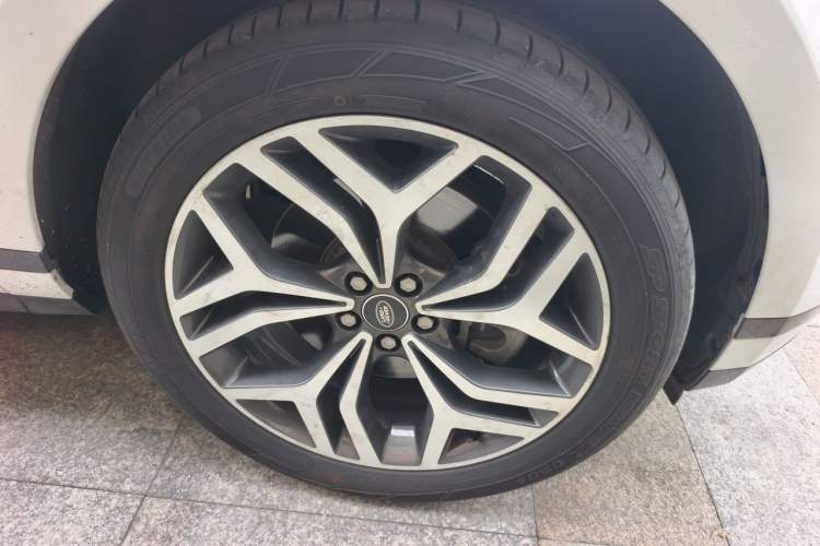 Used Land Rover Range Evoque 2021 Range Rover Velar 249 PS R-Dynamic S Performance Edition Right Front Wheel Hub
